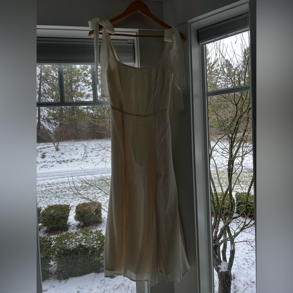 Reformation Twilight Dress in Ivory
White Sleeveless Midi 0 - Picture 5 of 12